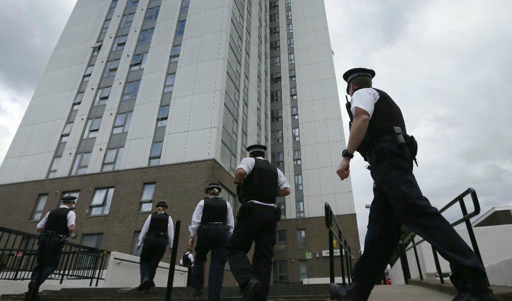 
Poliser utanför Dorney Tower i Camden som politiker beslutat ska utrymmas av brandsäkerhetsskäl. Foto: Tim Ireland/AP/TT                                            