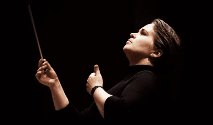 


 Finska dirigenten Eva Ollikainen blir Nordiska Kammarorkesterns nya chefsdirigent. Foto: Scenkonst Västernorrland                                                                                        