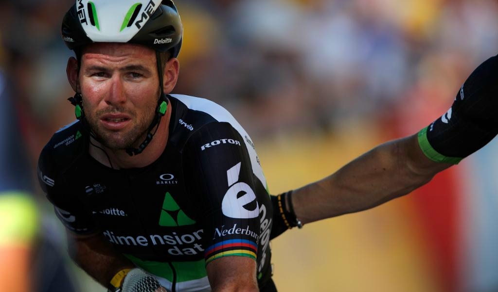 Mark Cavendish passerar mållinjen efter den våldsamma kraschen i tisdagens etapp av Tour de France. Foto: Christophe Ena/AP/TT