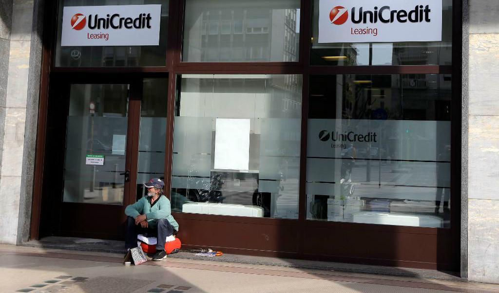 Andelen fattiga i Italien är den högsta på över ett årtionde. På bilden: en hemlös man tigger utanför en bank i Milano. Arkivbild. Foto: Luca Bruno AP/TT