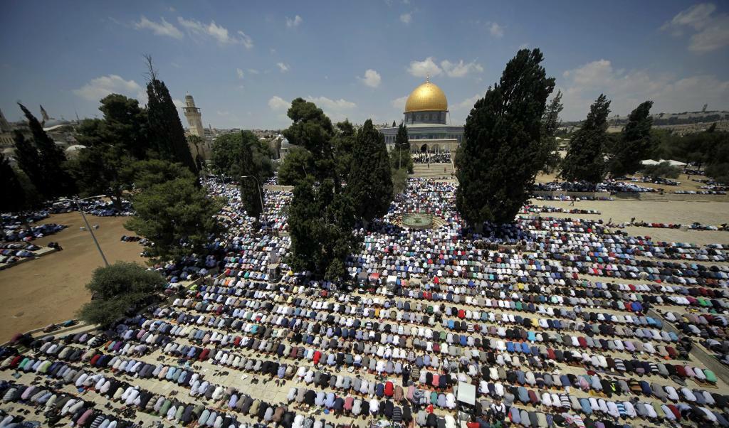 
Palestinsk bönestund på Tempelberget under ramadan i juni. Foto: Mahmoud Illean AP/TT                                            