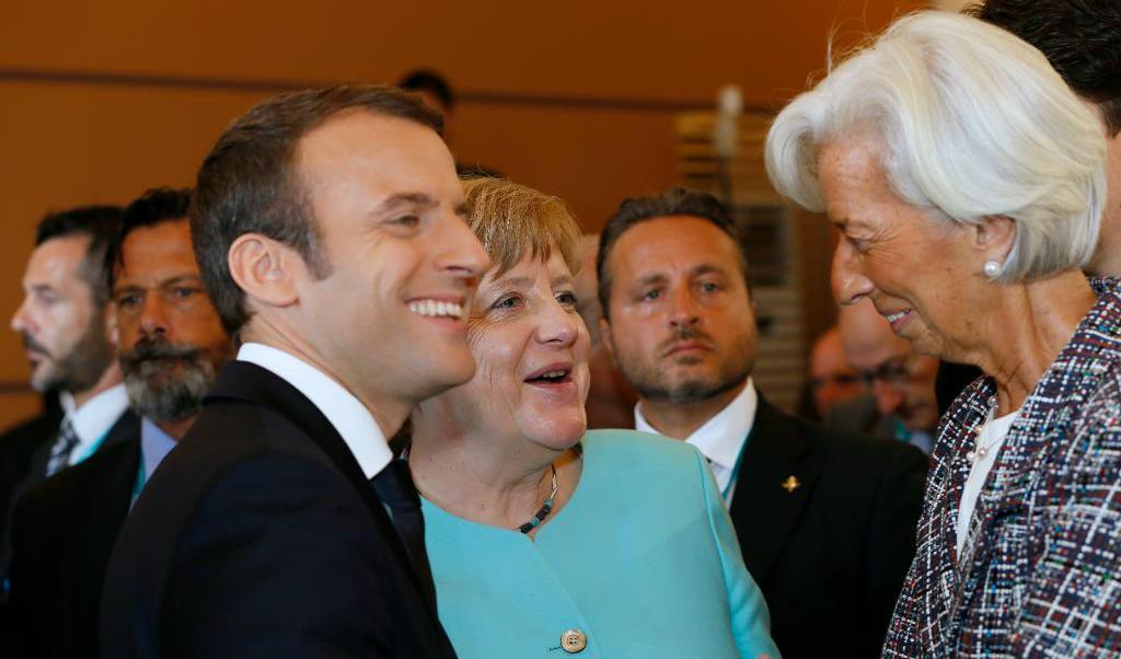 
Emmanuel Macron pratar med Tysklands Angela Merkel och IMF-chefen Christine Lagarde. Foto: TT-arkivbild                                            