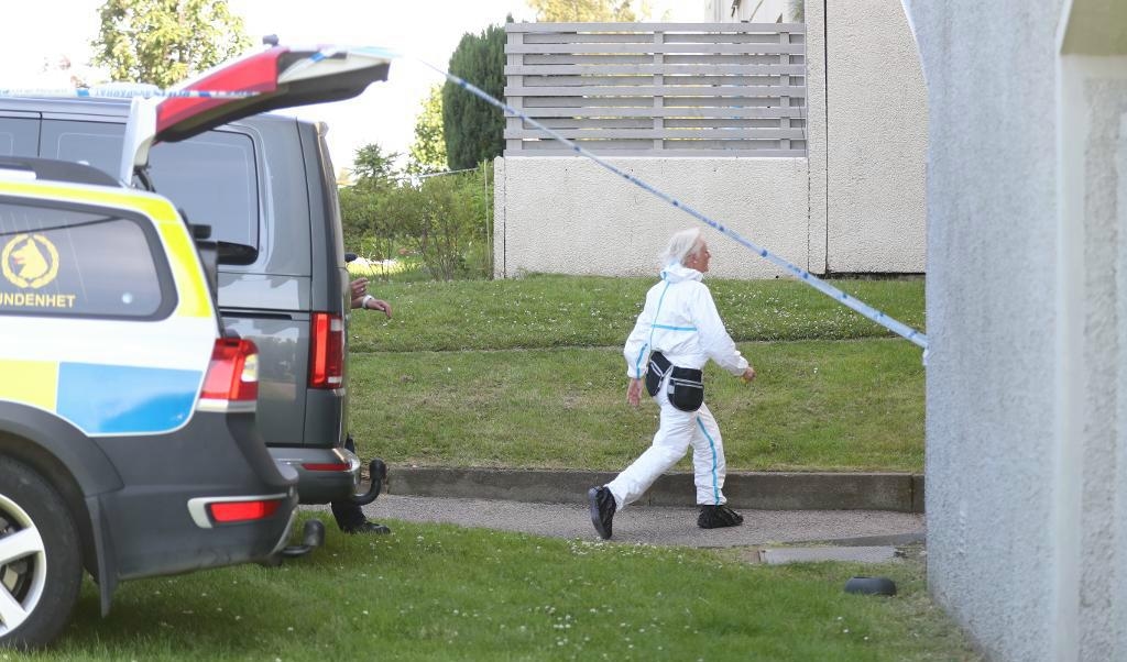 Polisens undersökningar av området kring mordplatsen fortsätter. Arkivbild. Foto: TT