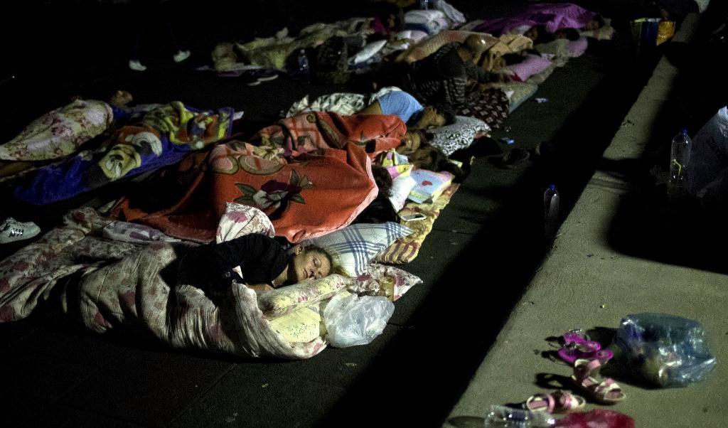 Människor sover utomhus på Kos, natten efter skalvet. Foto: Petros Giannakouris/AP/TT