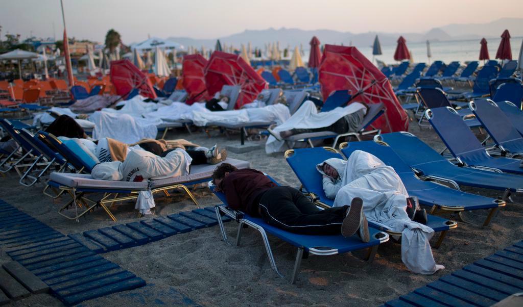 Turister på Kos har sovit utomhus under natten av fruktan för nya skalv. Foto: Petros Giannakouris/AP/TT