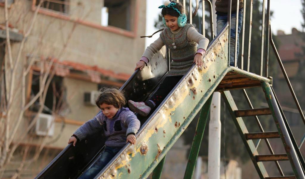 Barn leker i östra Ghouta i närheten av Damaskus i Syrien. Arkivbild. Foto: Khudr Al-Issa/Unicef via AP