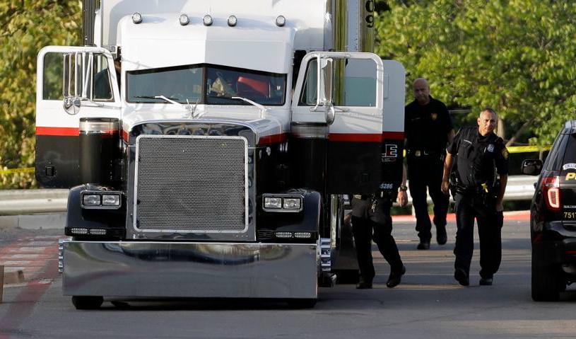
Polisen undersöker lastbilen. Foto: Eric Gay/AP/TT                                            