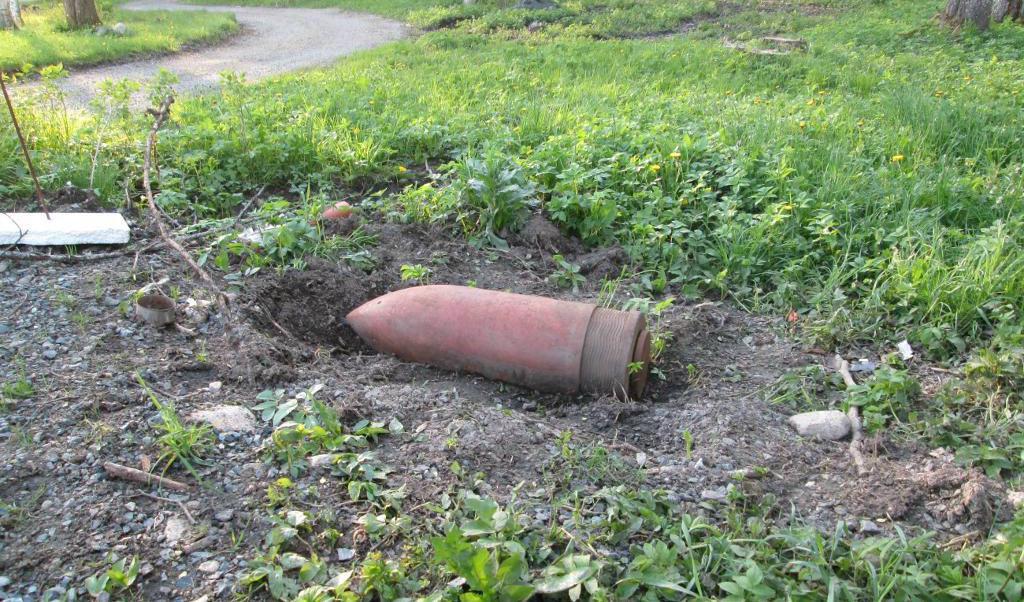 
På 1930-talet forslade en privatperson en rejäl granat från Bofors skjutfält till Dalkarlsberg utanför Nora. Foto: Polisen                                            