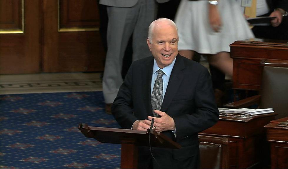 


Den republikanske cancersjuke senatorn John McCain röstade för att öppna debatten - men levererade också en moralkaka till de stora partierna i USA om att de käbblar i stället för att samarbeta. Foto: AP/TT                                                                                                                                    