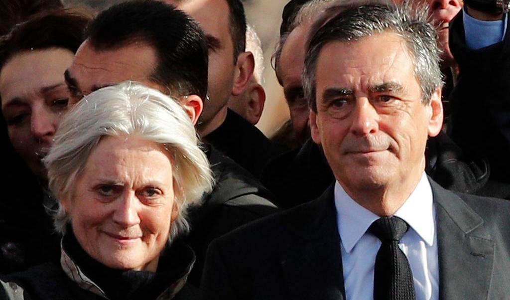 
François Fillon med hustrun och tidigare "assistenten" Penelope, som han påstås ha betalat miljonbelopp utan krav på motprestation. Foto: Christophe Ena/AP/TT-arkivbild                                            