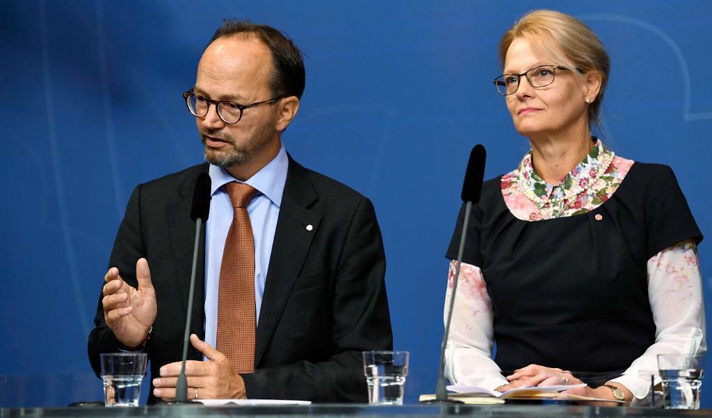 
Tomas Eneroth, ny infrastrukturminister och Helene Fritzon, ny migrationsminister, efter Löfvens regeringsombildning.                                            