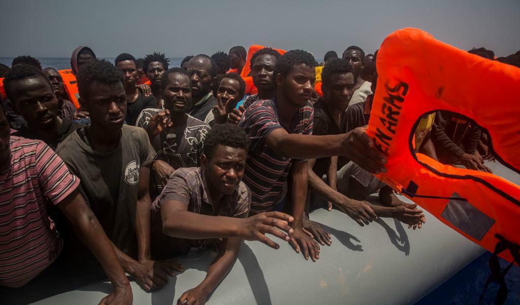 
Migranter på väg till Europa undsätts av ett sjöräddningsfartyg. Frankrikes president Emmanuel Macron vill minska flyktingsmugglingen genom att etablera mottagningscenter i Libyen. Foto: Santi Palacios AP/TT-arkivbild                                            