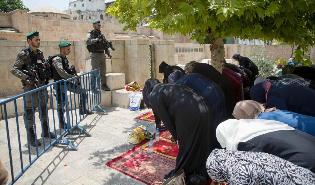 I tisdags togs bilden av muslimska kvinnor i bön, i protest utanför Lejonporten i Jerusalem, med israeliska gränspoliser på vakt. Nu har Israel tagit bort övervakningskameror och metalldetektorer, och muslimska ledare uppmanar de troende att gå in på området där de heliga platserna ligger. Foto:
Oded Balilty/AP/TT