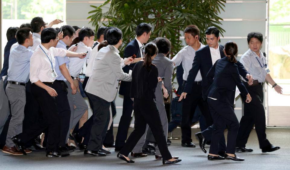 
Japans avgående försvarsminister Tomomi Inada omringas av reportrar när hon anländer till premiärminister Shinzo Abes residens i Tokyo. Foto: Koji Sasahara/AP/TT                                            