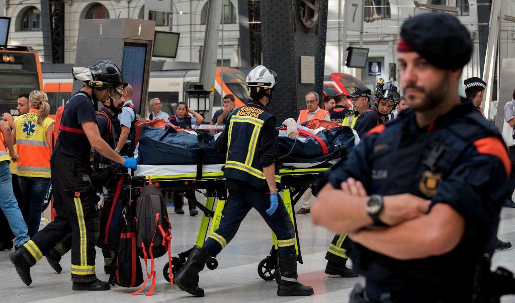 
En skadad passagerare förs bort på bår efter en allvarlig tågolycka i Barcelona. Foto: Adrian Quiroga/AP/TT                                            