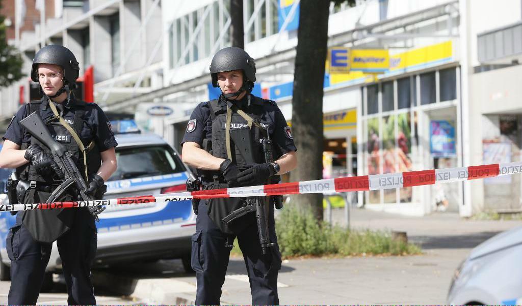 En person har dödats och flera har skadats i en knivattack i ett köpcenter i Hamburg. Foto: Paul Weidenbaum/AP/TT