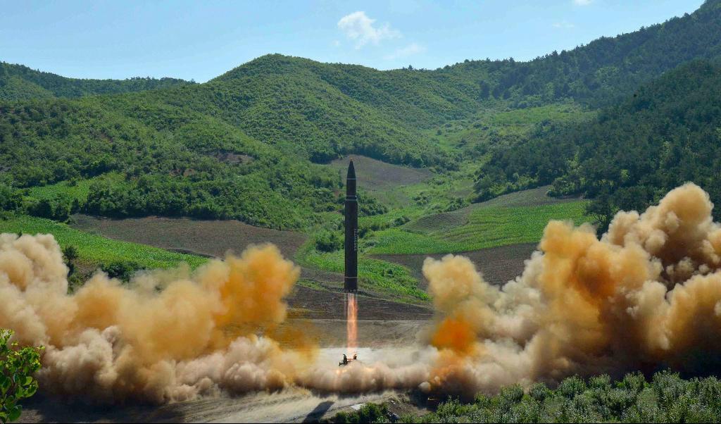 En bild på vad som påstås vara uppskjutningen av en långdistansrobot som publicerades den 4 juli av den statliga nordkoreanska nyhetsbyrån KCNA. Foto: KCNA via AP
