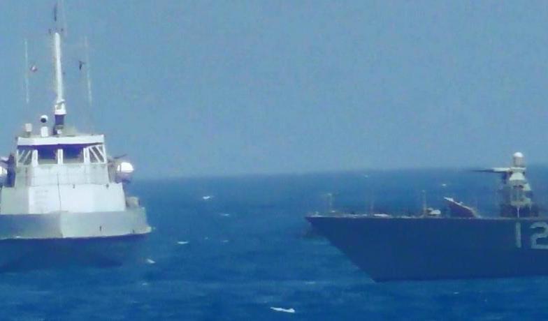 Ett iranskt skepp närmar sig ett amerikanskt örlogsfartyg tidigare i veckan. Foto: Amerikanska flottan via AP