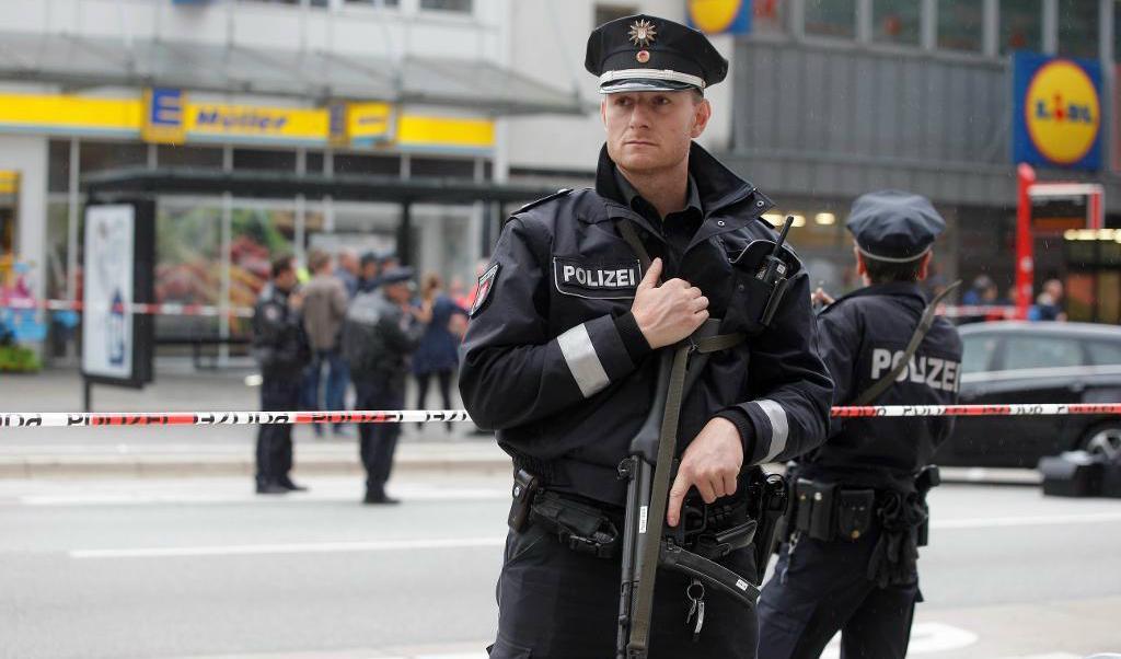 
Tysk polis patrullerar spärrade på fredagen av stormarknaden där knivattacken ägde rum. Foto: Markus Scholz AP/TT                                            