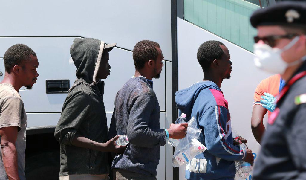 Migranter anländer till Italien. Foto: Carlo Hermann/AFP/Getty Images