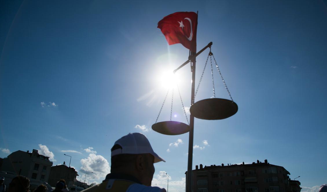 Amnesty Internationals Turkietchef och nio andra personer har gripits av den turkiska polisen. Några utreds för "medlemskap i en väpnad terrororganisation". Bild från den nyligen genomförda "marsch för rättvisan". Foto: Gurcan Ozturk /AFP/Getty Images