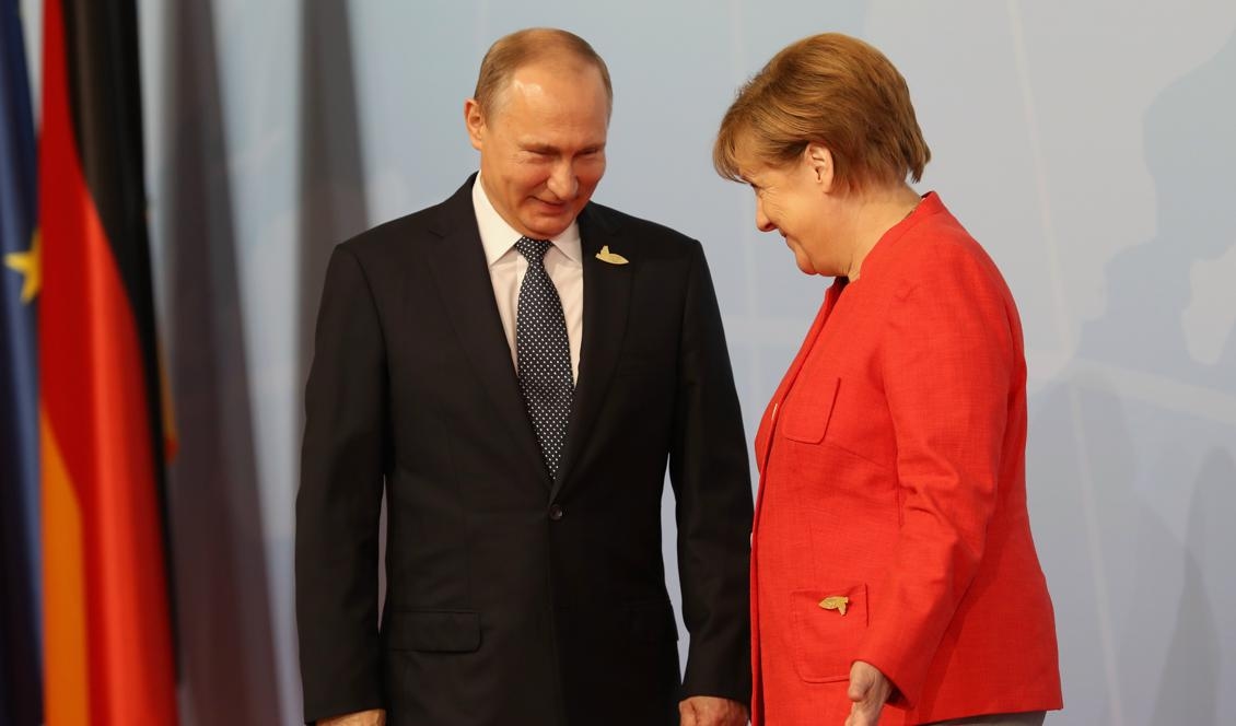 Tysklands förbundskansler Angela Merkel välkomnar världsledarna till G20-mötet, här Rysslands president Vladimir Putin. Mötet i Hamburg ser ut att blir det stormigaste G20-mötet någonsin utanför möteslokalen. Foto: Matt Cardy/Getty Images
