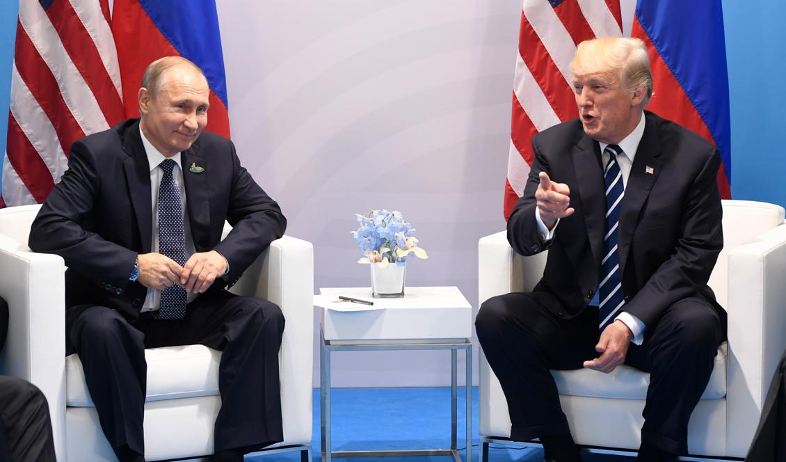 USA:s president Donald Trump och Rysslands president Vladimir Putin har ett möte under G20-mötet. Foto: Saul Loeb/AFP/Getty Images