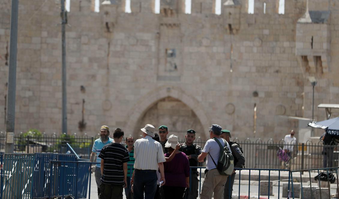 Israeliska gränspoliser vaktar Damaskusporten, huvudingången till Jerusalems gamla stad den 15 juli, 2017 efter en attack som dödade två poliser och ökade spänningen mellan Israel och Palestina. Foto: Ahmad Gharabli/AFP/Getty Images.