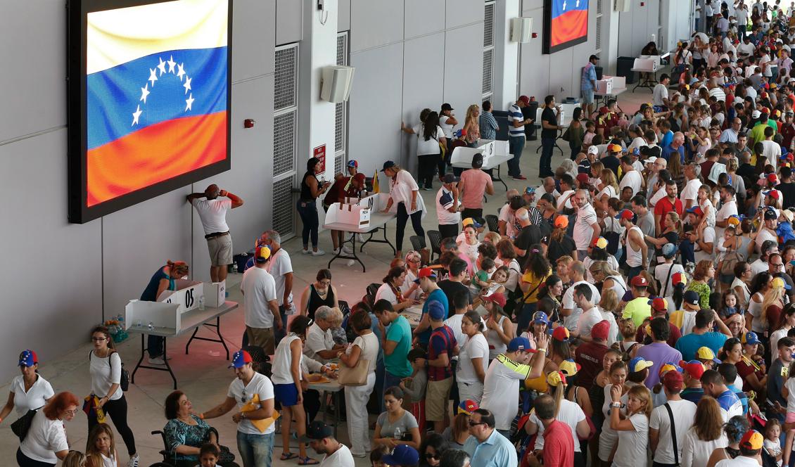 Det var långa köer för att få rösta om Venezuelas framtid i den icke godkända folkomröstningen. Foto: Rhona Wise/AFP/Getty Images