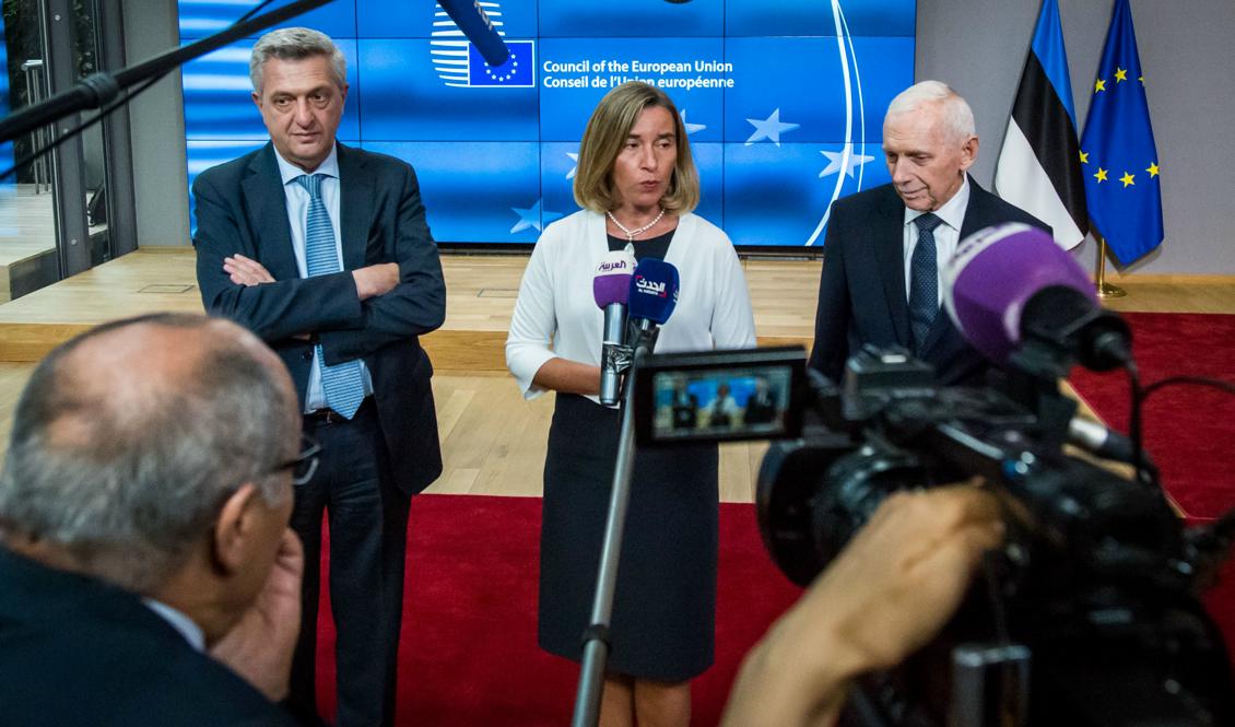 Federica Mogherini, FN:s flyktingkommissarie Filippo Grandi och William Lacy Swing från Internationella migrationsorganisationen (IOM), talade till journalister i Bryssel. Foto: Aurore Belot/AFP/Getty Images