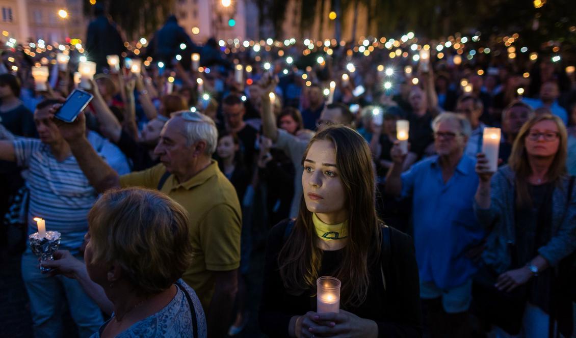 Demonstranter håller ljusvaka som en del i demonstrationerna framför Polens högsta domstol i Warszawa. Foto: Wojtek Radwanski/AFP/Getty Images