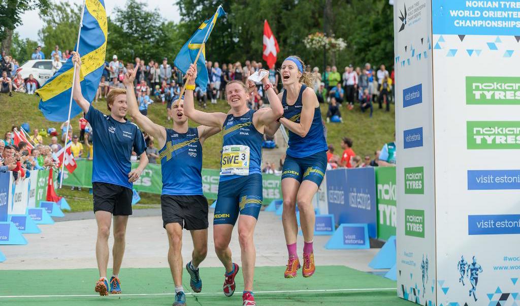 Jerker Lysell, längst till vänster, Jonas Leandersson, Helena Jansson och Lina Strand firar VM-guldet i sprintstafett.
Donatas Lazauskas/Svenska orienteringsförbundet. Foto: TT