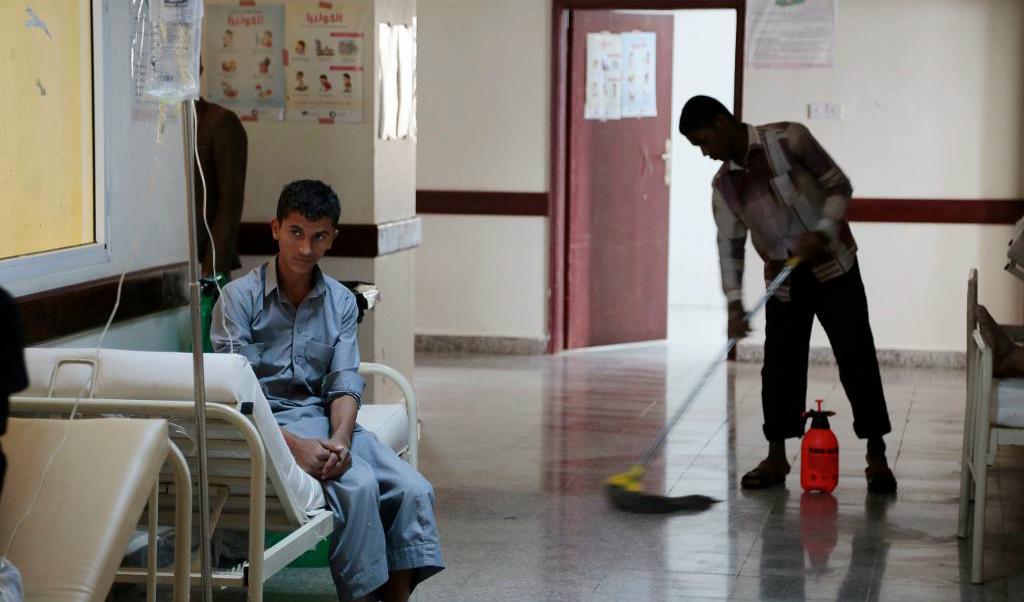 
En man behandlas för misstänkt kolera i Jemens huvudstad Sanaa. Foto: Hani Mohammed/AP/TT                                            