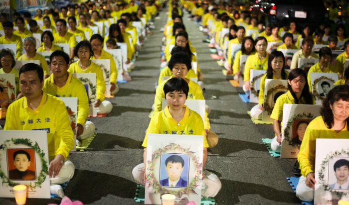 Falungong-utövare åller en ljusvaka framför kinesiska konsulatet i Los Angeles, USA, den 15 oktober 2015, för de som har dött under den 16 år långa förföljelsen i Kina. De kräver att Jiang Zemin ska ställas inför rätta. Foto: Benjamin Chasteen