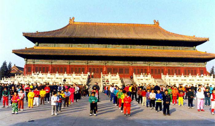 Falungong-utövare i Peking gör de stående övningarna före den kinesiska regimens förföljelse inleddes 1999. Foto: Minghui