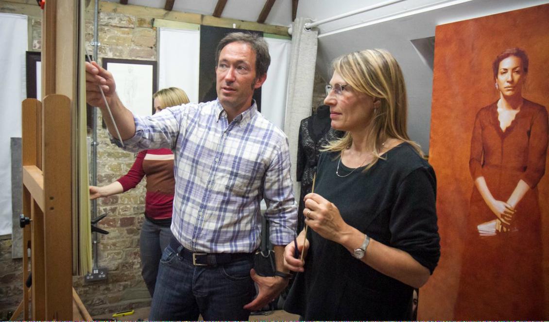 Travis Seymour går igenom ett elevarbete på Barnes Atelier of Art i London 12 september 2017.  Foto: Milene Fernandez