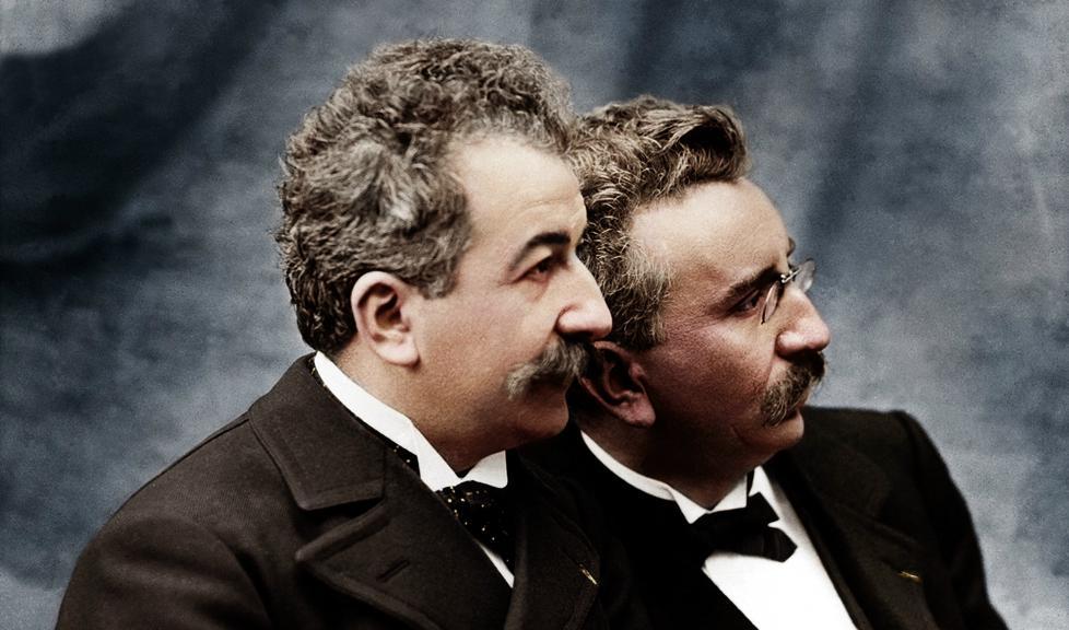







Louis och Auguste Lumière som uppfann biografen. Foto:  SSPL/Getty Images                                                                                                                                                                                                                                                                                                                                                                