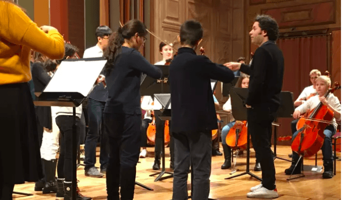 
Gustavo Dudamel under torsdagens repetition med de unga musikerna i El Sistemas Orchestra of The Future.                                            