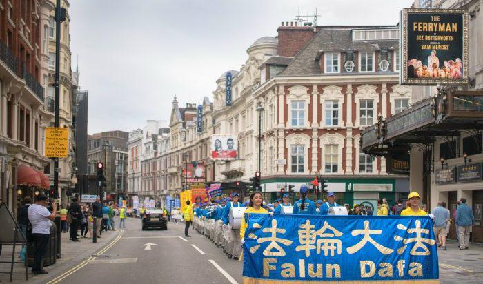 



Falungong-utövare håller en parad i London, 23 juli 2017. (Minghui.org)                                                                                                                                                                                