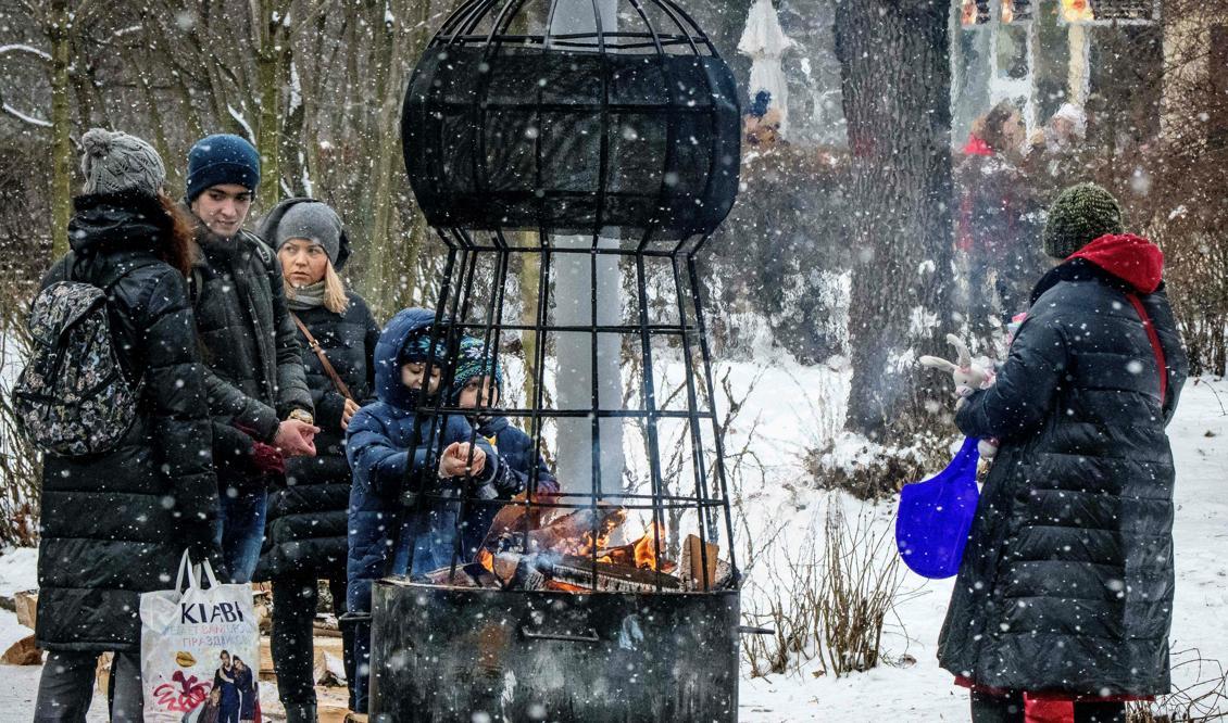 
Vid en portabel eldhärd kan ryssarna värma sig i Sokolniki parken i Moskva. Foto: Mladen Antonov/AFP/Getty Images                                            