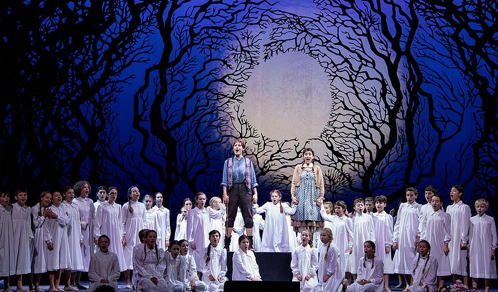 "Hans och Greta" på Wiener Staatsoper 2015. Hans och Greta (tyska: Hänsel und Gretel) är en sagoopera (Märchenspiel) i tre akter med musik av Engelbert Humperdinck. Libretto av Adelheid Wette efter folksagan nedtecknad av Bröderna Grimm. Foto: Christian Michelides