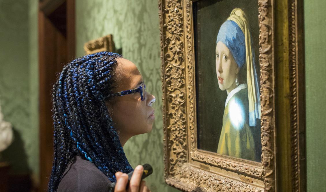 Forskningsledaren Abbie Vandivere betraktar Vermeers "Flicka med pärlörhänge" på Mauritshuis i Haag. Foto: Ivo Hoekstra/ Mauritshuis, Haag