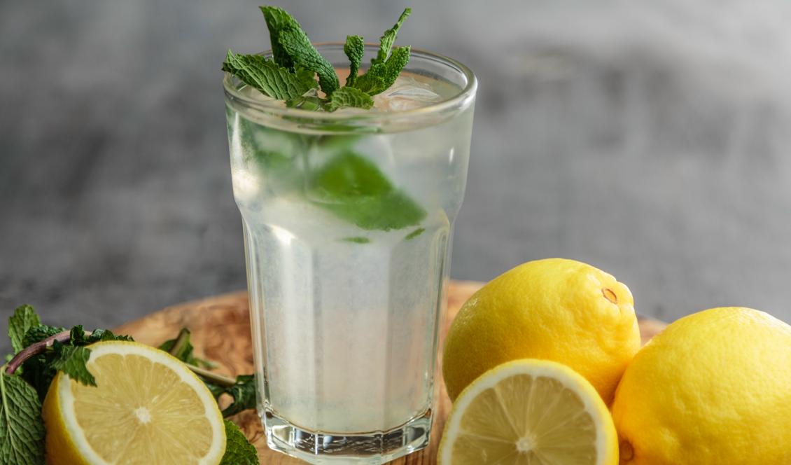 Släng inte citronskalet. Det är enkelt att torka det och använda för kroppens läkning eller för att pigga upp. Foto: Francesca Hotchin