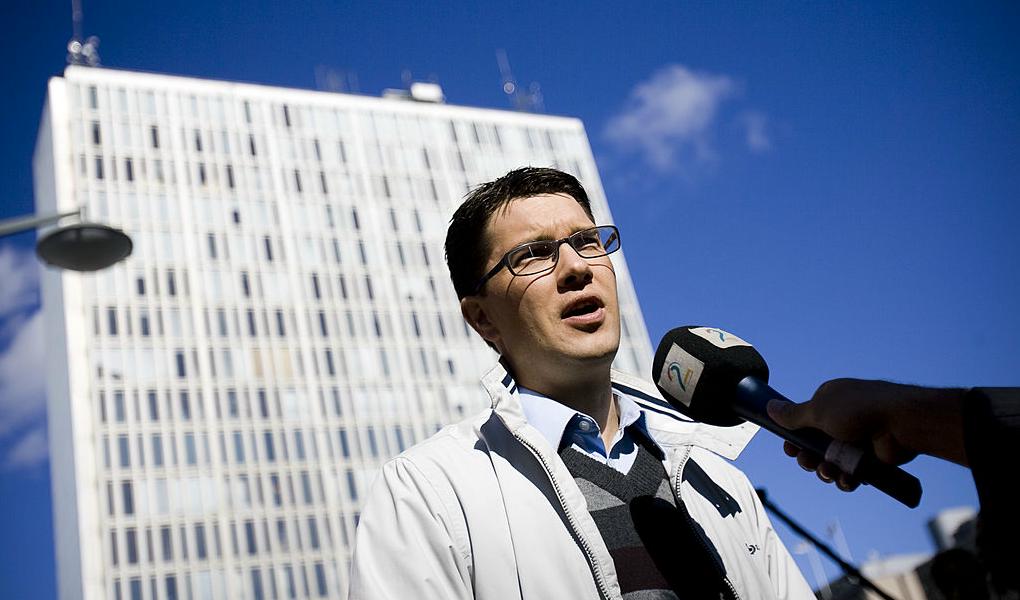 Sverigedemokraternas partiledare, Jimmie Åkesson, besvarar journalisters frågor i Stockholm i september 2010 i samband med valet. Foto: Jonathan Nackstrand/AFP/Getty Images)