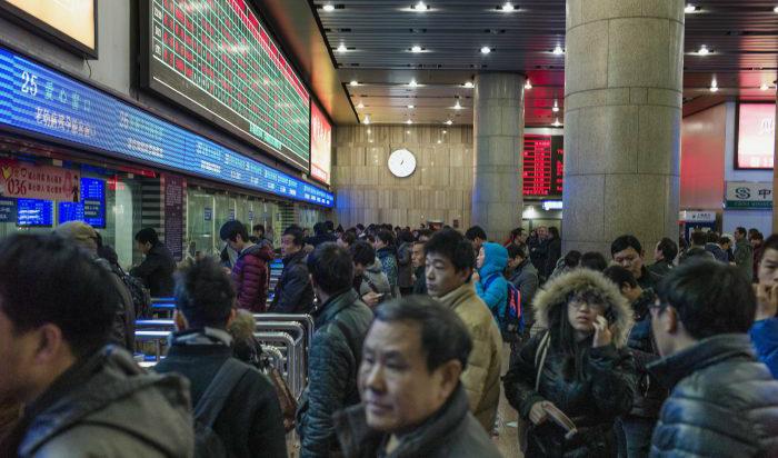 Kineser köar för tågbiljetter på en station i Peking, för att kunna resa hem under det kinesiska nyåret. Foto: Fred Dufour/AFP/Getty Images