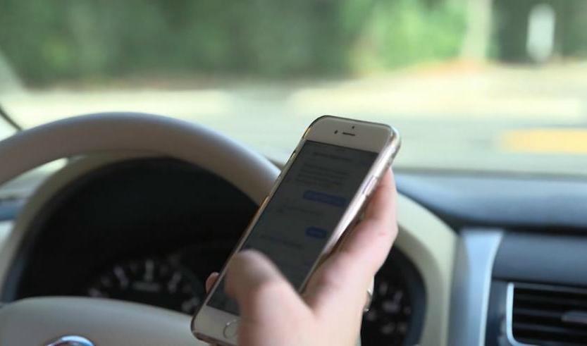 

Sedan 1 februari är det förbjudet att använda mobilen när man kör bil.                                                                                        