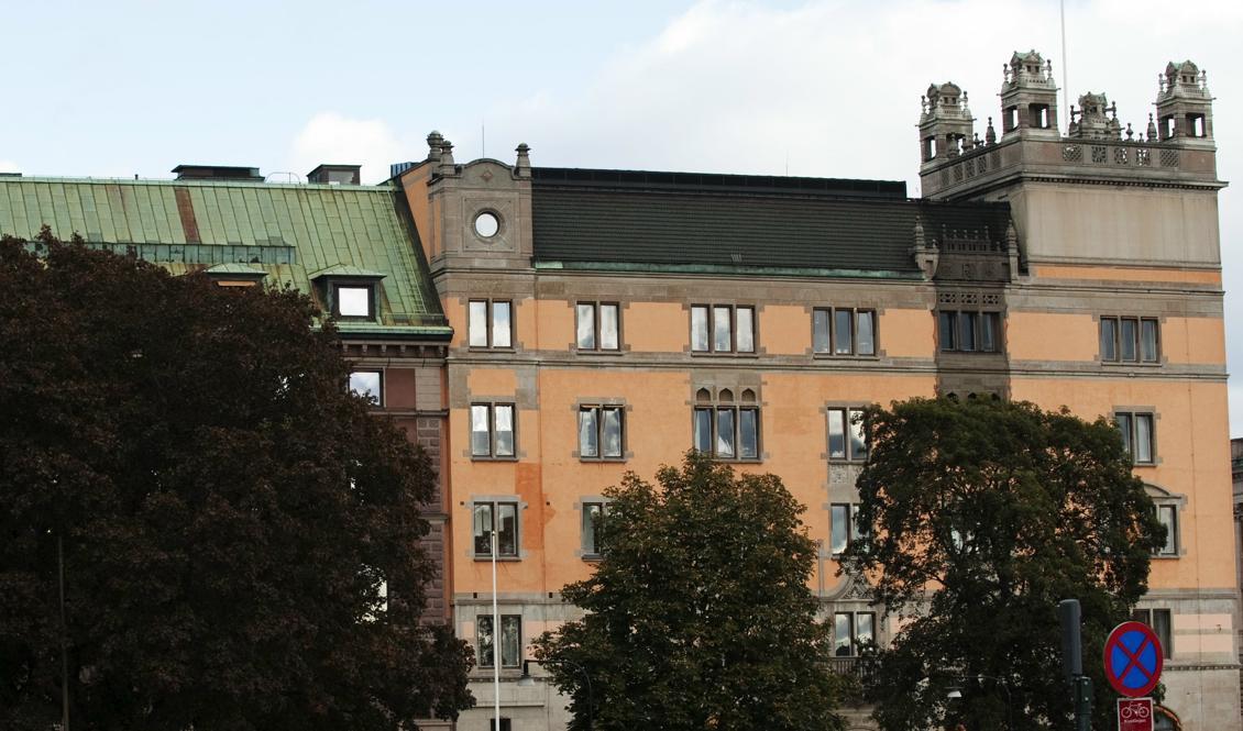 

I bakgrunden syns Rosenbad, symbolen för Sveriges regering. Regeringen har i dag lämnat in ett förslag om att sänka kraven för ensamkommande så att de kan stanna och studera. Foto: Jonathan Nackstrand/AFP/Getty Images)                                                                                        