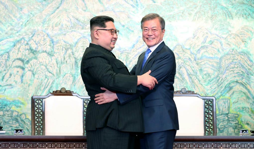 Nordkoreas ledare Kim Jong-un och Sydkoreas president Moon Jae-In omfamnade varandra den 27 april 2018 efter att ha skrivit på ett fredsavtal i Panmunjom. Foto: Korea Summit Press Pool/Getty Images
