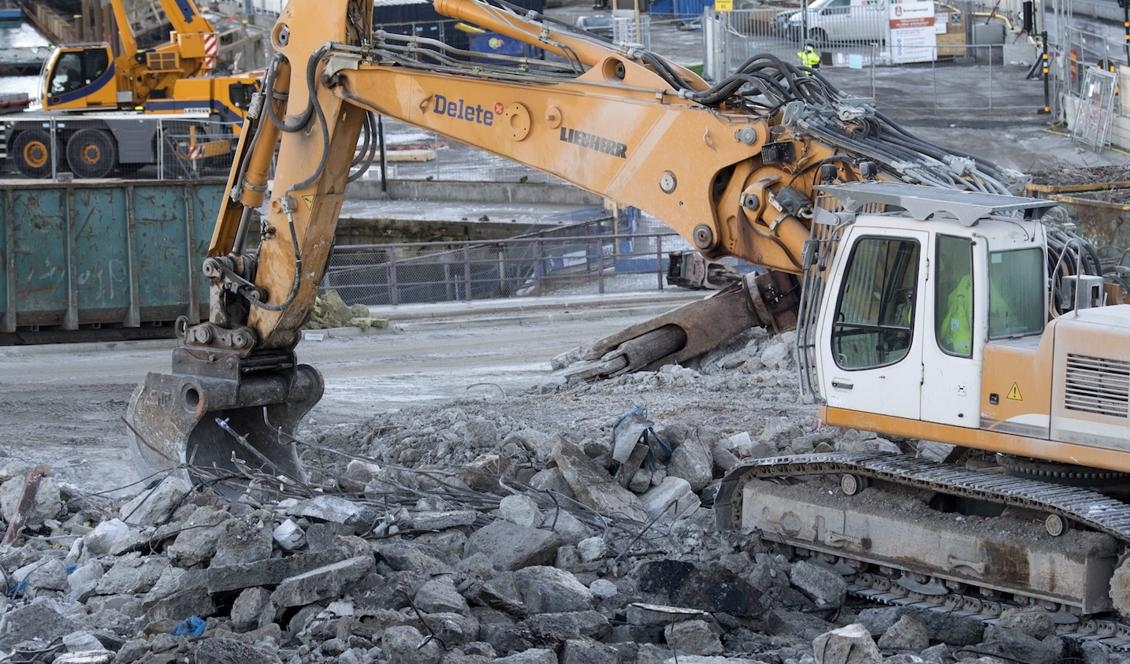 En man i grävmaskin misstänks ha attackerat flera personer på en arbetsplats i Jönköping. Foto: Fredrik Sandberg/TT/Arkivbild på annan grävmaskin.