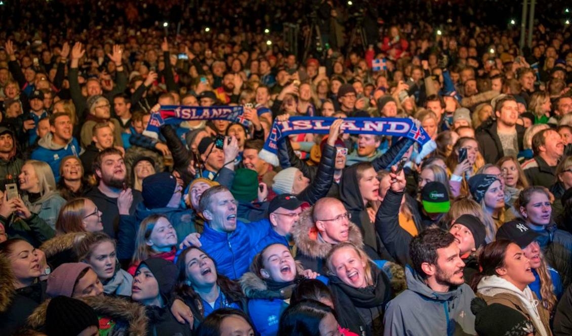 Island har för närvarande den största befolkningen någonsin. På bilden syns isländska fotbollsfans firar med spelarna i landslaget efter vinsten mot Kosovo i Reykjavik 9 oktober 2017 som kvalificerade laget till FIFA World Cup 2018. Foto: Halldor Kolbeins/AFP/Getty Images